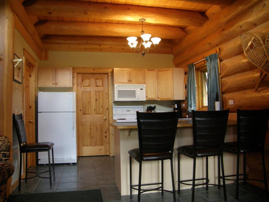Yoho Chalets Villa Golden Room photo